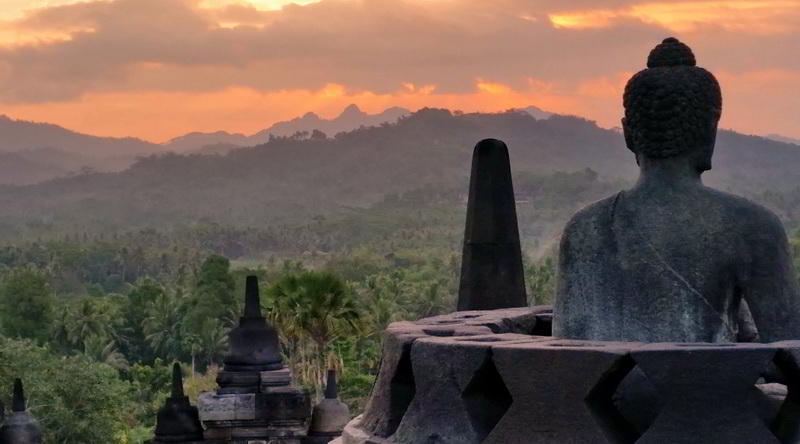 Sonnenuntergang Borobudur © Oliver C. Thornton