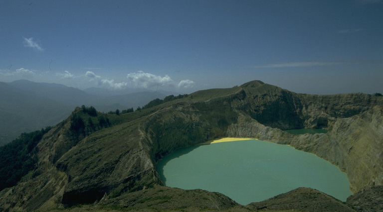 Einer der 3 farbigen Seen von Kelimutu